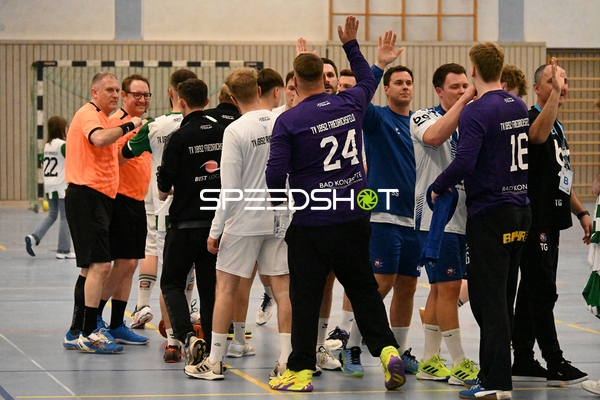 Spielerbegrüßung nach dem Spielende in Edingen