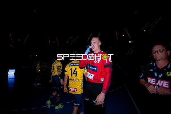 Torwart David Späth (29; Rhein Neckar Löwen) steht bereit im Tor