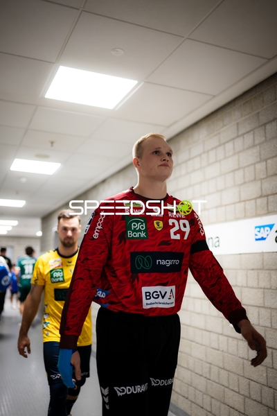 David Späth (29; Rhein Neckar Löwen) und Dani Baijens (77; Rhein Neckar Löwen) laufen durch den Gang