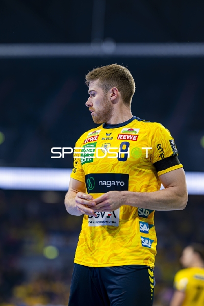 Spieler Tim Nothdurft (28; Rhein Neckar Löwen) mit erhobenen Armen