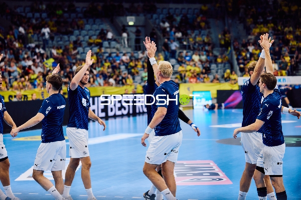 Spieler von THW Kiel feiern einen Treffer oder eine erfolgreiche Aktion.