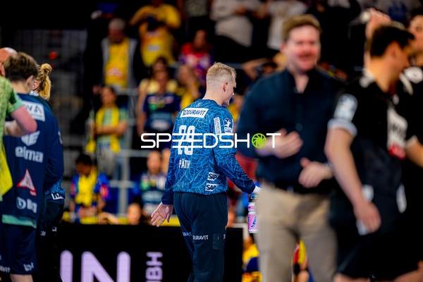 Spieler am Spielfeldrand mit Trinkflasche