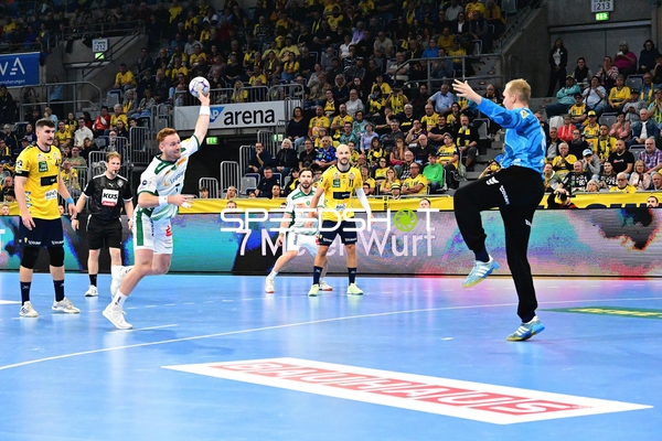 Tomas Piroch bereitet Wurf vor – David Späth in Abwehrhaltung