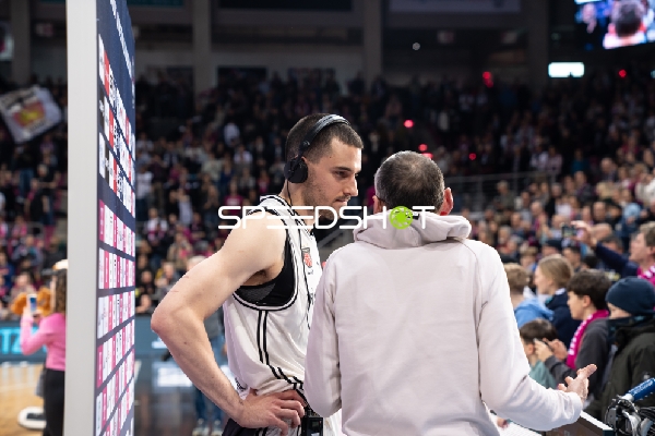 Daniel Keppeler (31, Bamberg Baskets) im Interview auf dem Spielfeld nach dem Spiel