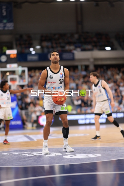 Kenneth Ogbe (25; Veolia Towers Hamburg) mit Ball in Aktion