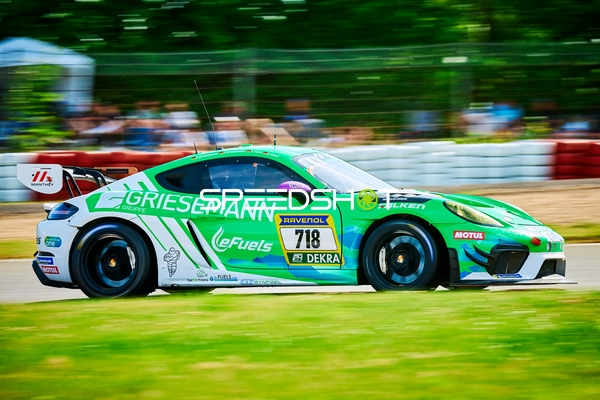 Rennfahrzeug mit Startnummer 718 auf der Rennstrecke