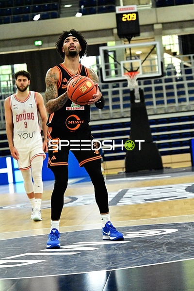 Joschka Ferner (9; Rasta Vechta) dribbelt am Korb