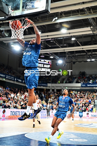 Dunk von DJ Horne (0; MLP Academics Heidelberg) mit Unterstützung von Michael Weathers (20; MLP Academics Heidelberg)