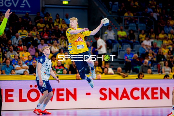 Wurf von Jon Lindenchrone Andersen (42;Rhein Neckar Löwen) über Dustin Kraus (47;1. VfL Potsdam)