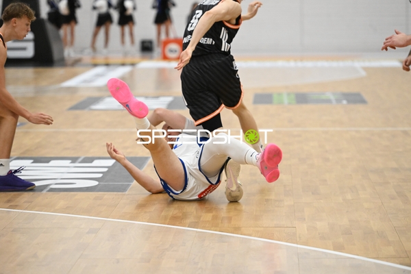 Oliver Jentzsch (10; CATL Basketball Löwen Erfurt) am Boden nach Zweikampf