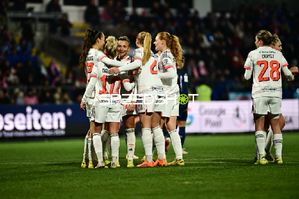 Spielerinnen feiern gemeinsam
