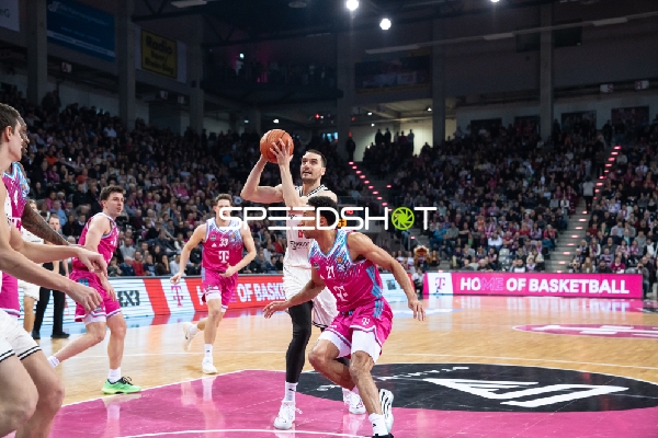 Daniel Keppeler (31, Bamberg Baskets) mit Zug zum Korb gegen Joel Aminu (21, Telekom Baskets Bonn)