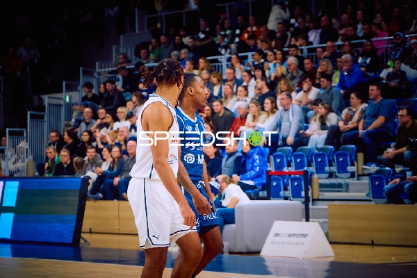 Spieler nebeneinander in Erwartung eines Spiels