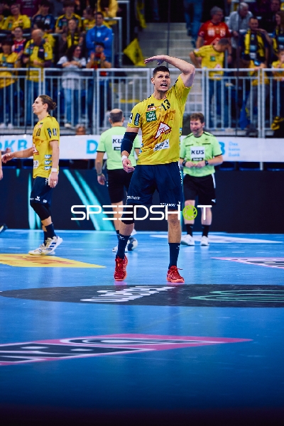 Ein Spieler der Rhein Neckar Löwen hält während des Spiels den Ball in der Hand.