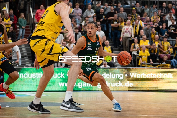 Jordan Roland (15; Gladiators Trier) mit Ball