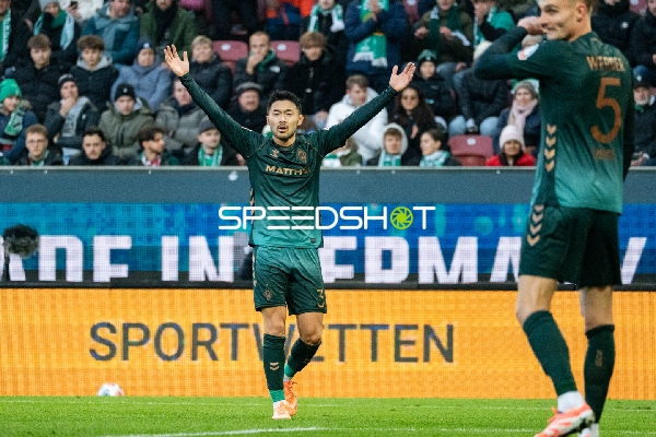 Spieler mit erhobenen Armen