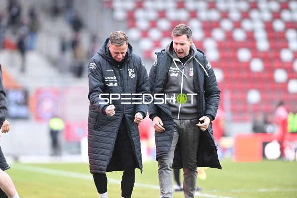 Trainer von FC Rot Weiß Erfurt an der Seitenlinie