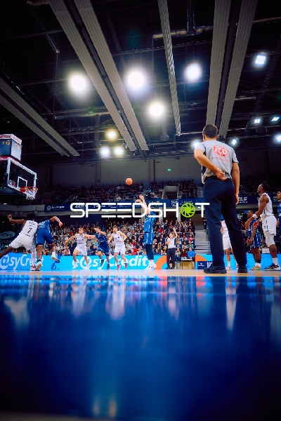 Ein Spieler führt einen Freiwurf aus.