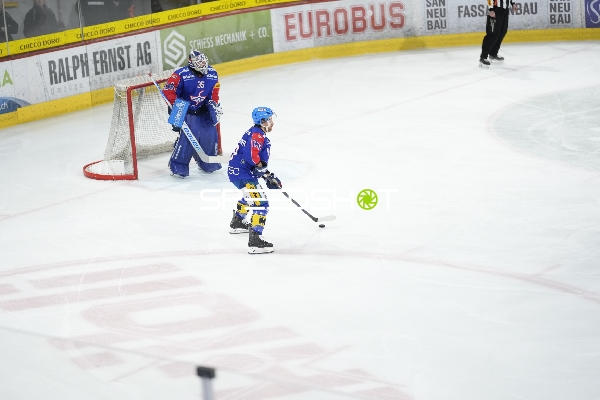 Lukáš Klok (31; EHC Kloten) mit Puck vor dem Tor