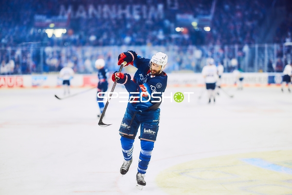 Matthias Plachta mit einem Schuss für Adler Mannheim