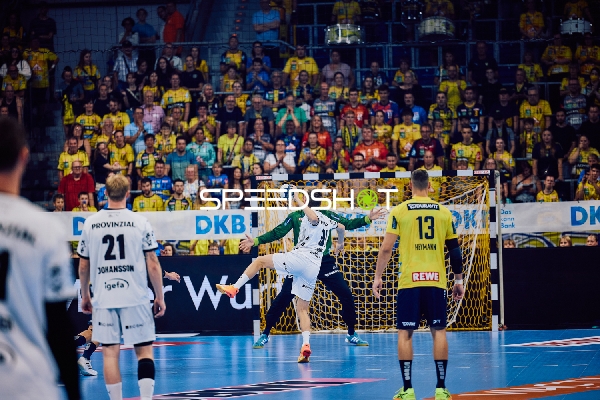 Ein Torwurf von THW Kiel in Richtung Tor von Rhein Neckar Löwen.