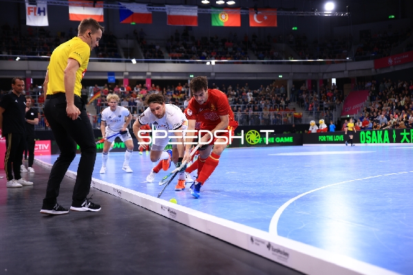 Dieter-Enrique Linnekogel (16; Deutschland) am Ball