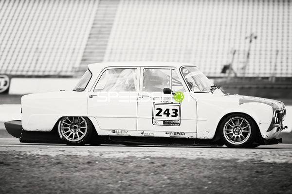 Klassischer Rennwagen mit Nummer 243 in Aktion