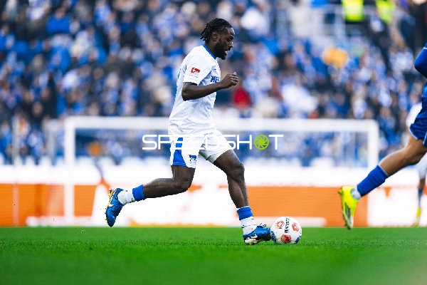 Spieler mit Ball in Aktion