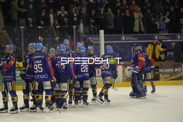 Spieler von EHC Kloten mit erhobenen Armen