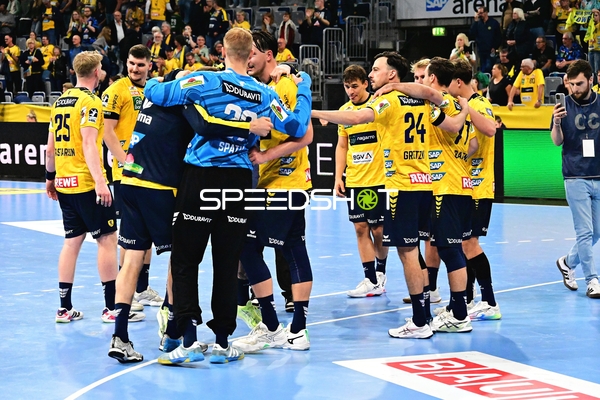 Rhein Neckar Löwen feiern zusammen