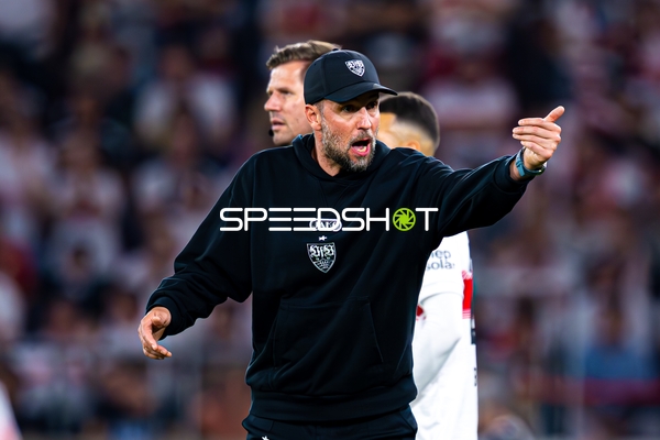 Trainer Sebastian Hoeneß (Trainer; VfB Stuttgart) an der Seitenlinie