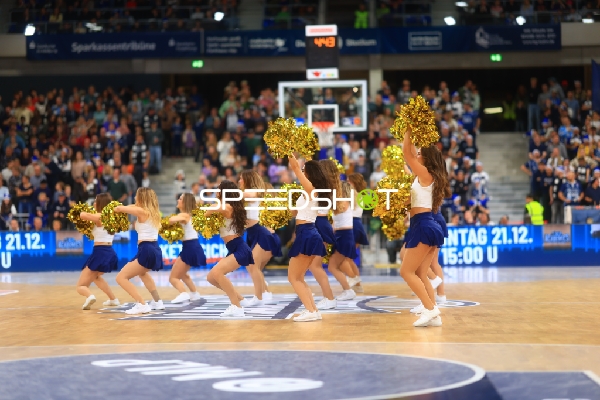 Fan-Szene mit Cheerleadern
