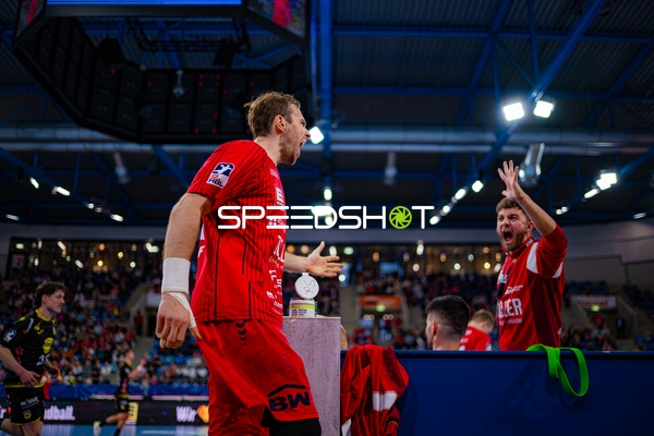 Tom Wolf (10; SG BBM Bietigheim) jubelt auf der Bank