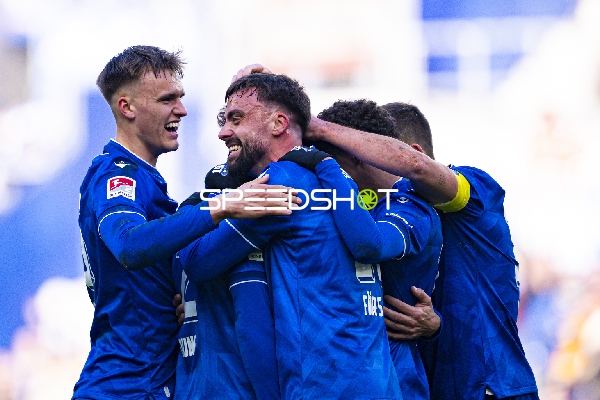 Spieler feiern gemeinsam