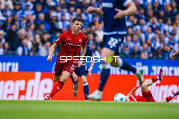 Dribbling Daniel Hanslik (19, 1. FC Kaiserslautern), Christoph Kobald (22, Karlsruher SC)