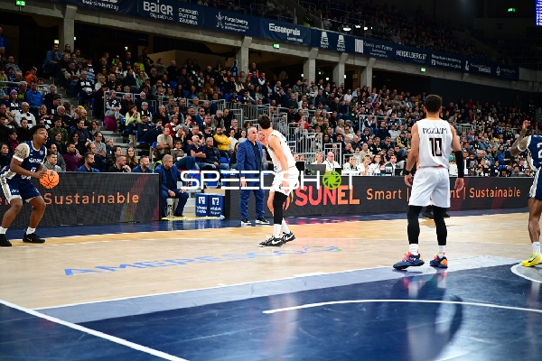 Eric Reed Jr. (43; MLP Academics Heidelberg) und Evdoxios Kapetakis (8; Promitheas Patras Vikos Cola) in Aktion