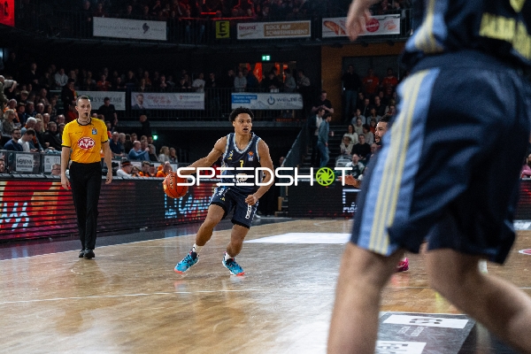 Jack Kayil (7; Alba Berlin) mit Ball in Aktion