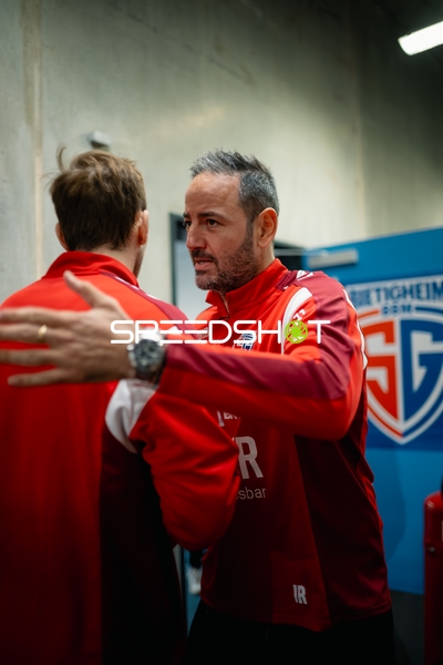 Iker Romero (Co-Trainer; SG BBM Bietigheim) im Gespräch