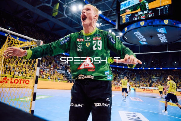 Ein Torwart der Rhein Neckar Löwen jubelt lautstark.