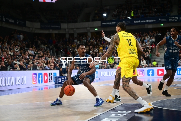 Osun Osunniyi (12; MLP Academics Heidelberg) mit Ball, DJ Horne (0; MLP Academics Heidelberg) in Aktion