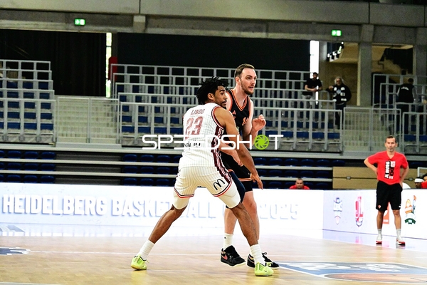 Zweikampf zwischen Philipp Herkenhoff (14; Rasta Vechta) und Ricky Lindo (23; JL Bourg Basket)