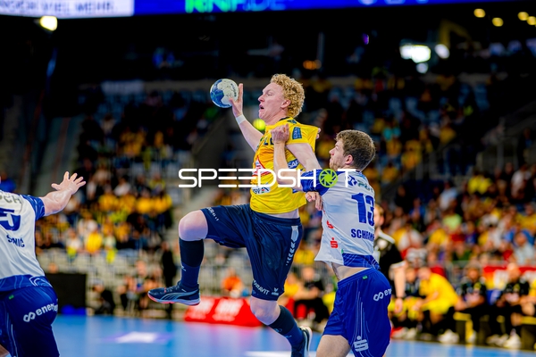 Wurf Gustav Davidsson (22;Rhein Neckar Löwen) gegen Joshua Thiele (13;1. VfL Potsdam)