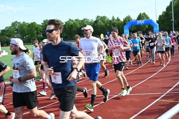 Gemeinsamer Laufstart TVE Sommerlauf Edingen