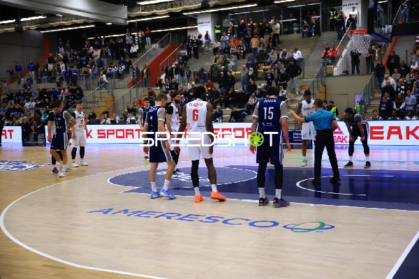 Spielaktion mit Niklas Würzner (2; MLP Academics Heidelberg) und KeyShawn Feazell (6; Basketball Nymburg)