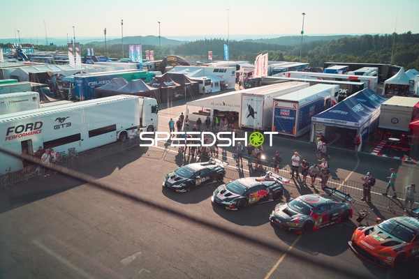 Boxengasse beim 24h Rennen 2025