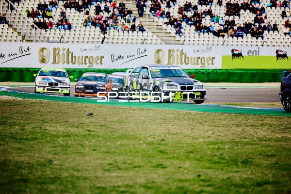 BMW Rennwagen konkurrieren auf der Strecke