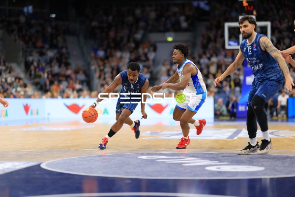 Marcel Keßen (15; MLP Academics Heidelberg) mit Ball, Nahiem Alleyne (4; Frankfurt Skyliners) verteidigt gegen DJ Horne (0; MLP Academics Heidelberg)