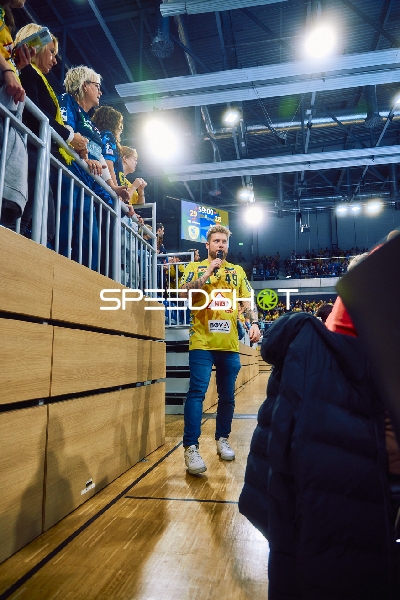 Ein Spieler der Rhein Neckar Löwen spricht mit Fans.