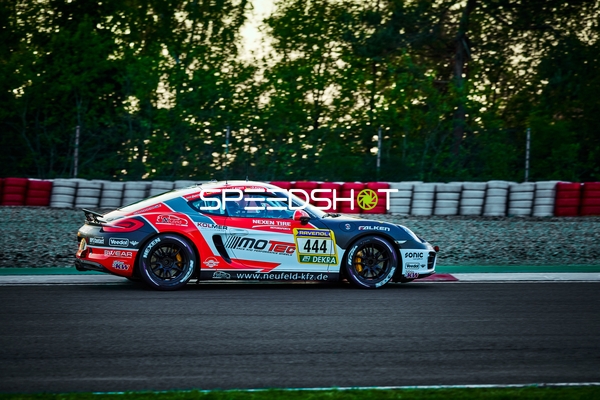 Rennfahrzeug auf der Rennstrecke