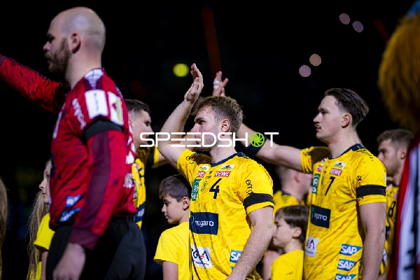 Gespräch zwischen Robert Timmermeister (7; Rhein Neckar Löwen) und Mathias Larson (4; Rhein Neckar Löwen)